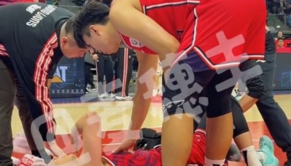 世界杯在线观看入口-郭艾伦膝盖受伤倒地之后 情绪崩溃了……仰面痛哭